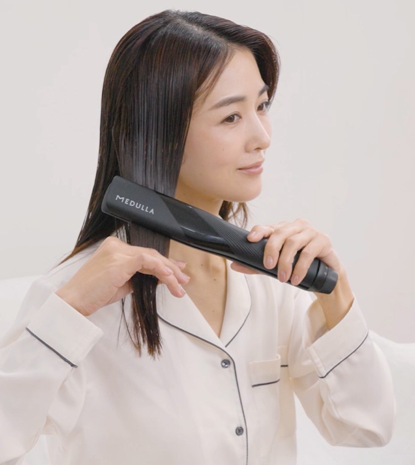 髪を挟むダメージを抑え、成分をムラなく均一に届けます。